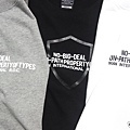 【2016SS Embossed Tee】  同色調印刷 公整的文字排列 讓盾牌若隱若現的浮動在短T上  材質: 十六織100%純棉 顏色: 黑色、白色、灰色 售價: N