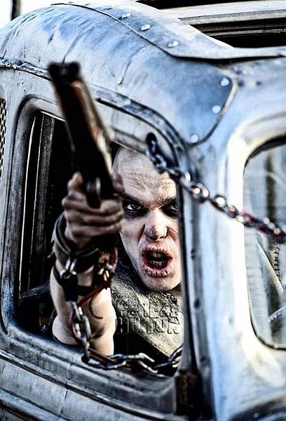 nicholas-hoult-first-look-nux-mad-max-movie__oPt