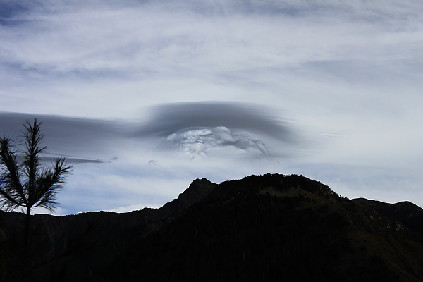 回程發現玉山主峰﹑北峰﹑南峰上空出現異常雲彩，是吉象吧？就是看不出號碼‧‧‧