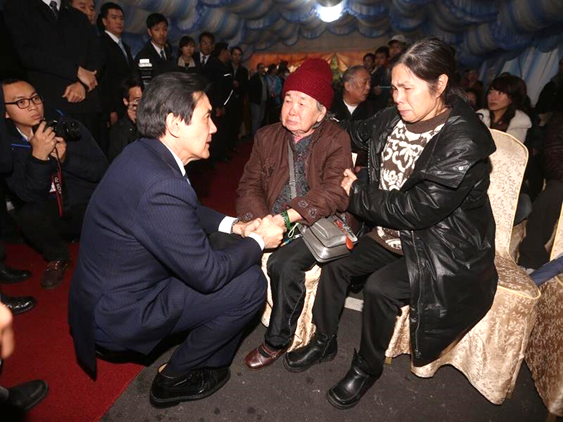 2015年02月06日總統安慰家屬 握手拍肩示意.png