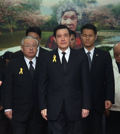 2016年01月21日送小桃阿嬤最後一程 馬總統眼眶紅