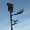漂亮的路燈~~有飛魚..上面還有太陽能板呢!!