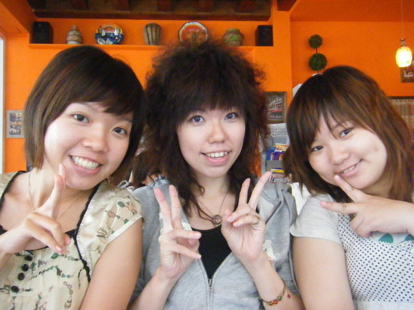 我們三個都不同校