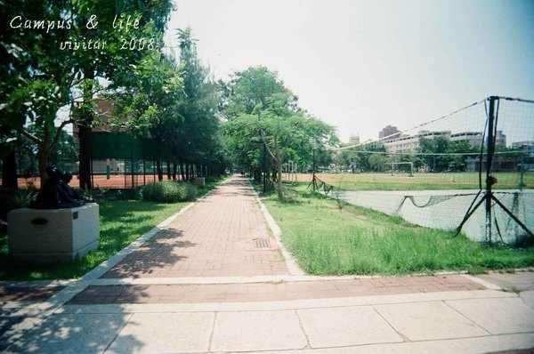 通往女排場的小徑