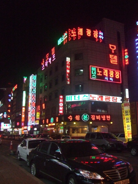 旅館附近看起來都怪怪的XD超級五彩的