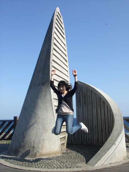 她也跳