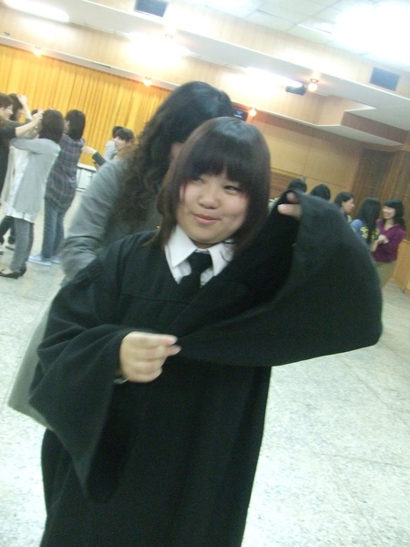 媽咪在幫我穿衣服~