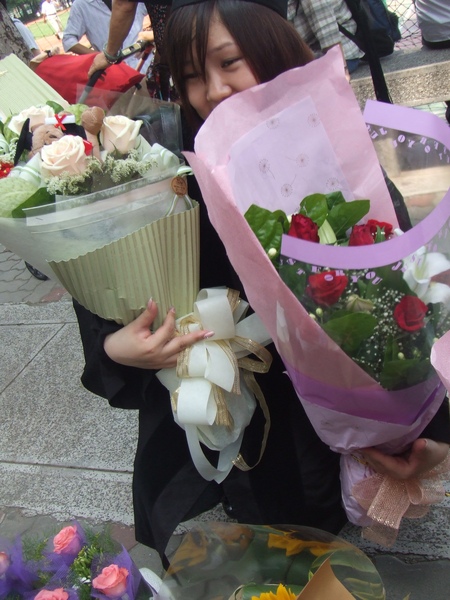 他在拍我快被花淹沒了