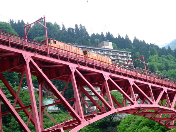 可以由下往上俯瞰看黑部峽谷トロッコ電車