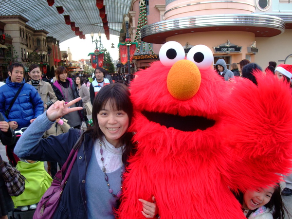 哇 超Lucky一進門就遇到ELMO