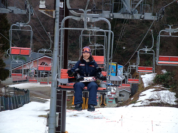 要先坐纜車上山 姵吟綁在snowboard上面行走困難