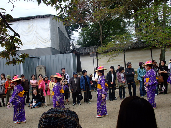 原來是有傳統舞蹈表演阿