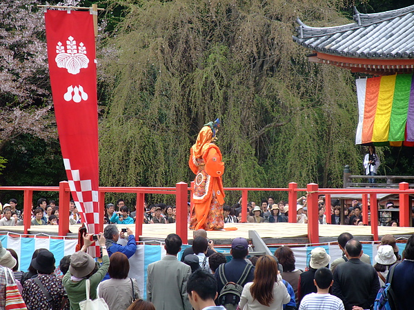 聽一旁日本人說這是很罕見的舞蹈表演