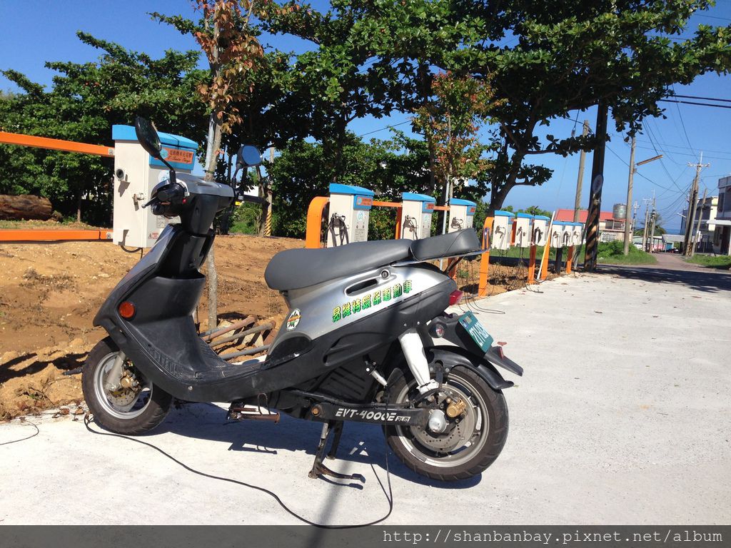 杉板灣民宿二館外已有小琉球電動機車"易維特"充電區，小琉球低碳旅行