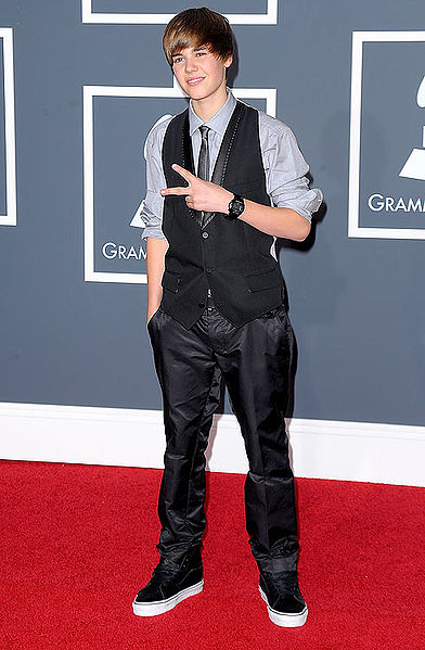392px-Justin_Bieber_at_the_52nd_Grammy_Awards.jpg