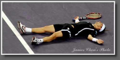 Ferrer躺在地上釋放贏球的壓力