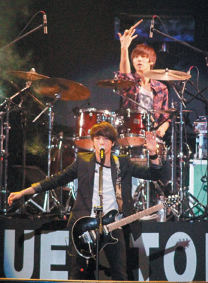20120229-CNBLUE-concert-in-Taiwan-4
