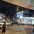 捷運站前路口.jpg