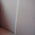一道虹 灑在優雅的咖啡椅上