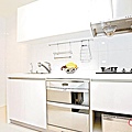 建義(麗寶)-沃朵夫-5-廚房以白色色系為主，配備櫻花牌3口爐、抽油煙機.jpg
