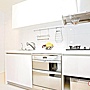 建義(麗寶)-沃朵夫-5-廚房以白色色系為主，配備櫻花牌3口爐、抽油煙機.jpg