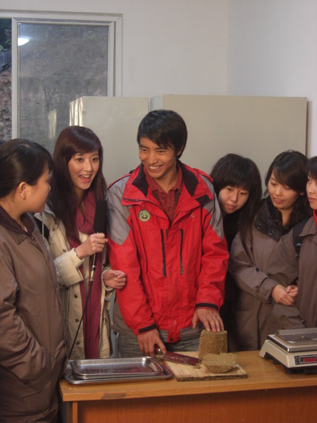 捏完窩頭接著來切窩頭