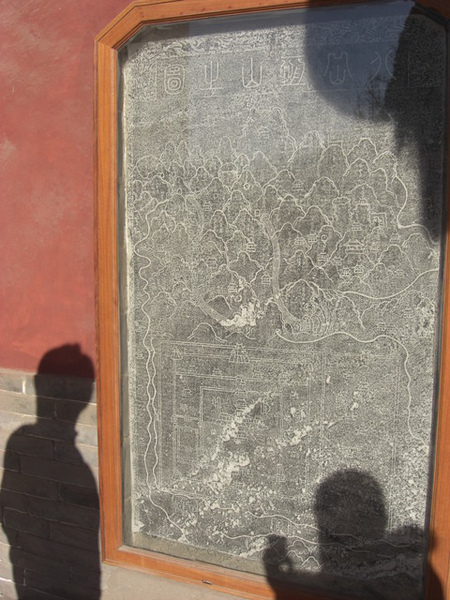 影子跟石碑合照