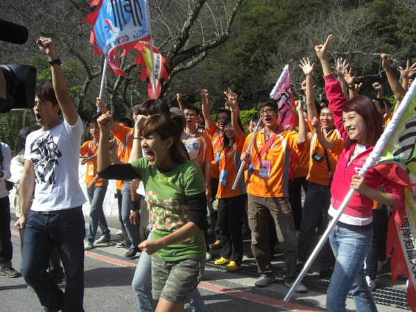 吶喊完又要衝了