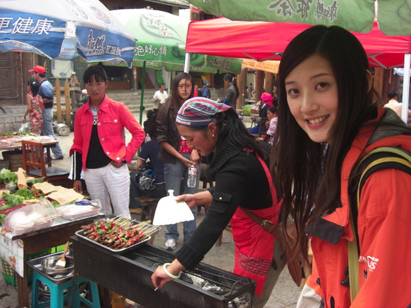 四方街下午都在賣小吃