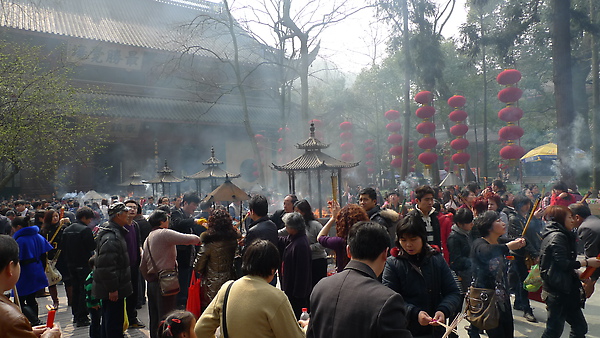 第二天朱老師帶我們去靈隱寺