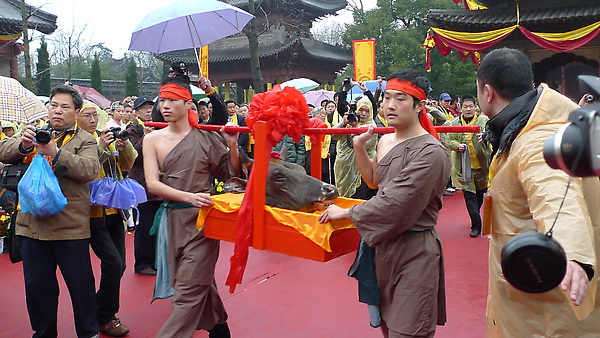 祭品五牲進場