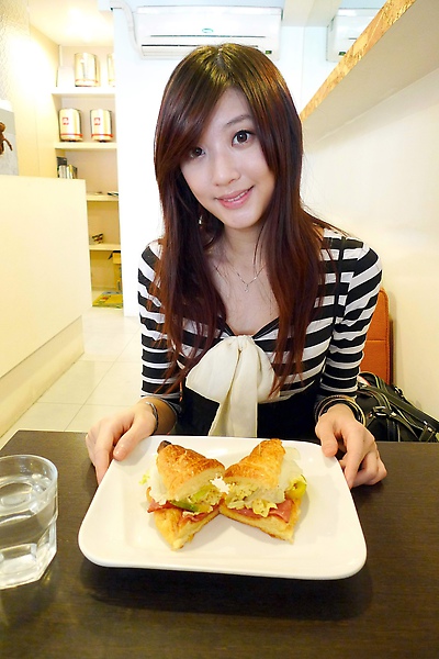 吃到可頌蛋真是太開心了