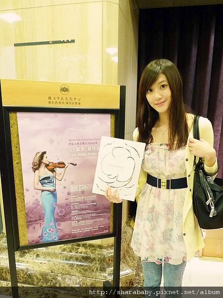 那麼就和海報合照一張吧