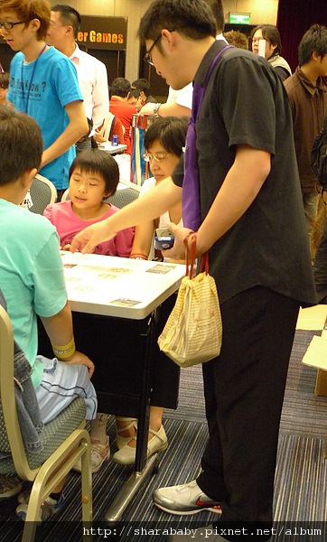 是說我們很好奇手上那袋到底是什麼