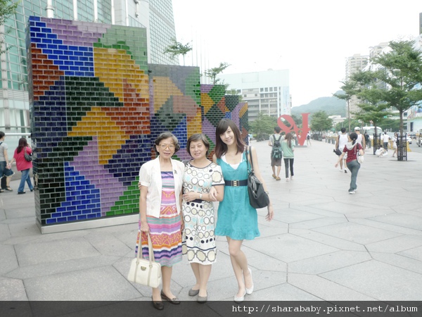 距離晚上的婚宴還有一段時間 就先出去晃晃