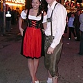 終於拍到德國傳統服飾了...很多人都穿這樣來參加啤酒節唷