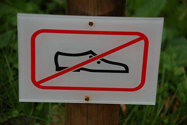 這個標誌明明就是勿採草皮..天兵阿尼竟然正經的說..這是請勿穿皮鞋