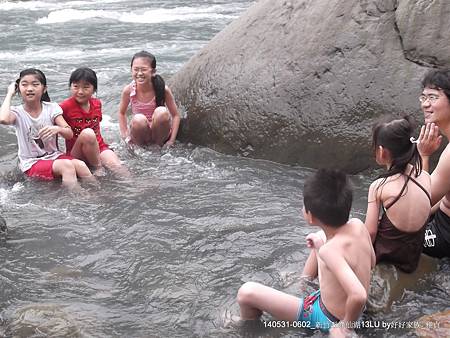 溪岸邊戲水