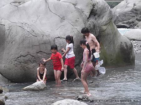 溪岸邊