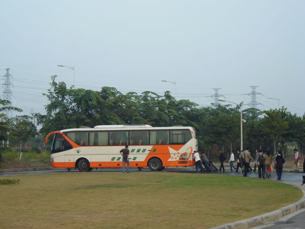 教職員工通通有～大家來推車！