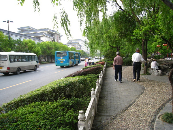 不過..他卻是在大馬路旁