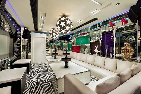 about%20us%20-%20vip%20room%202%20-%20the%20white%20chic.jpg