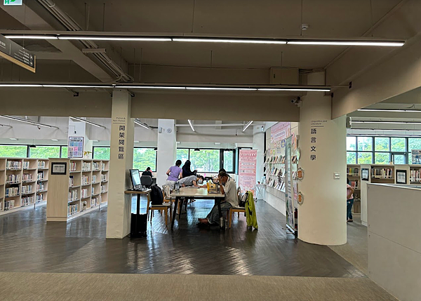 【親子共讀】設有親子共讀區且環境清幽的圖書館-臺中市立圖書館 【親子共讀】設有親子共讀區且環境清幽的圖書館-臺中市立圖書館