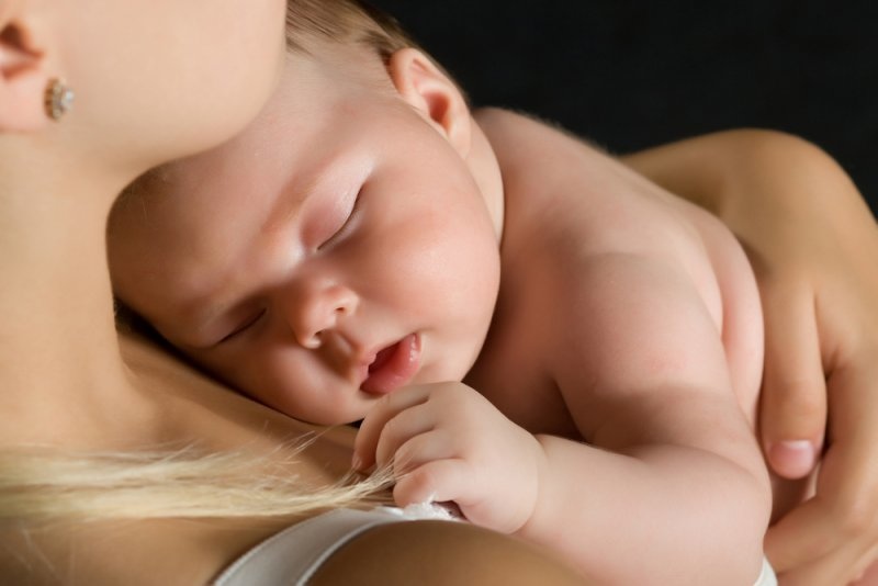 Baby-sleeping-in-mothers-arms.jpg