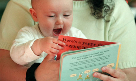 Baby-reading-with-mum-008