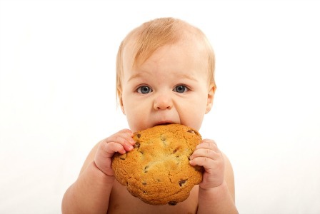 baby-with-big-cookie
