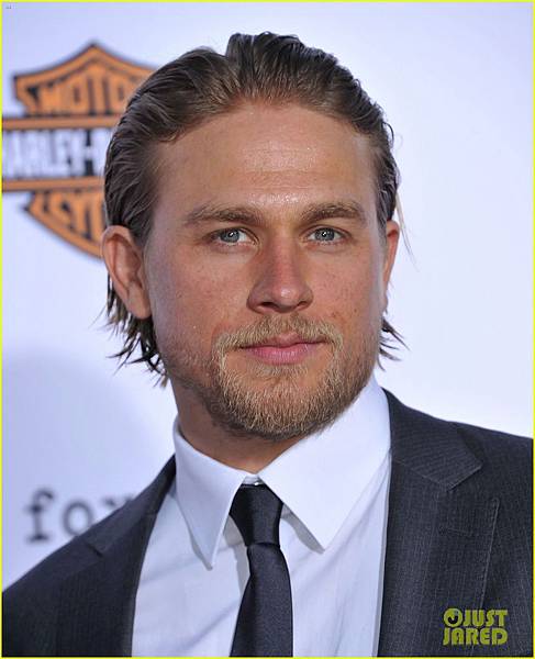 charlie-hunnam-talks-fifty-shades-of-grey-for-first-time-07.jpg