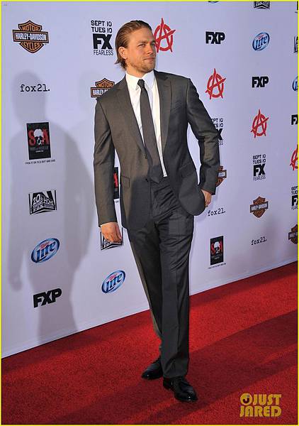 charlie-hunnam-talks-fifty-shades-of-grey-for-first-time-08.jpg