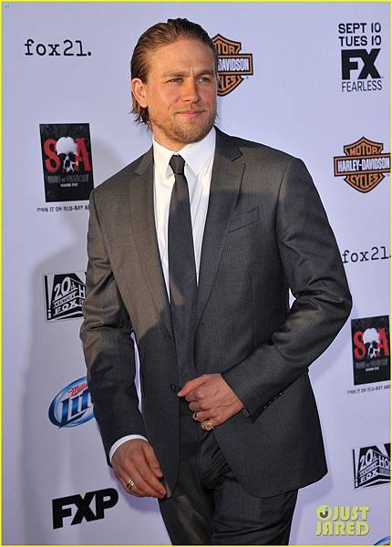 charlie-hunnam-talks-fifty-shades-of-grey-for-first-time-10.jpg