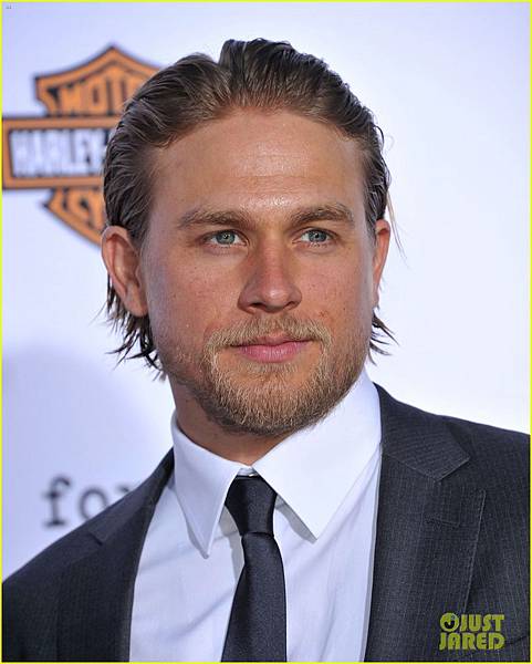 charlie-hunnam-talks-fifty-shades-of-grey-for-first-time-17.jpg